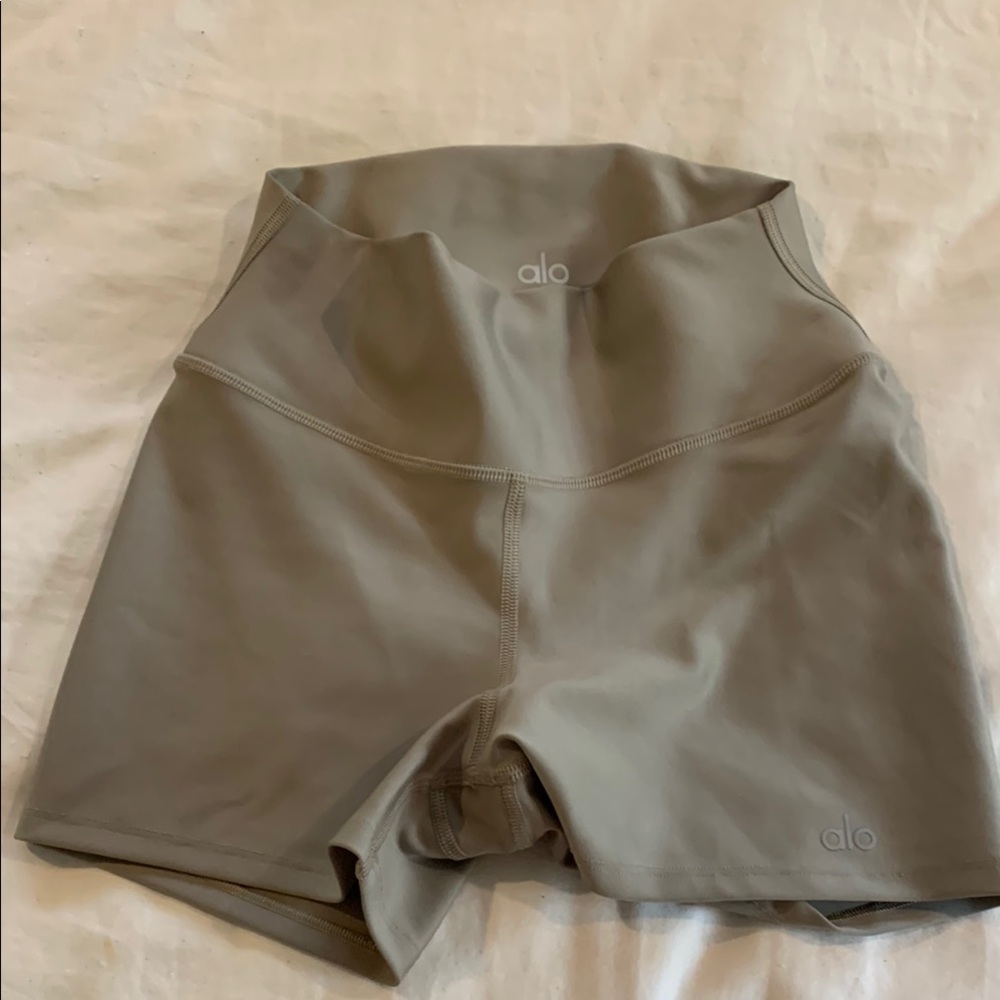 ALO Yoga Tan Athletic Shorts High-Performance Design